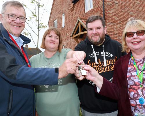Claire and Robert Shearing centre receive their keys from Michael Newey and Cllr Wendy Fredericks sm