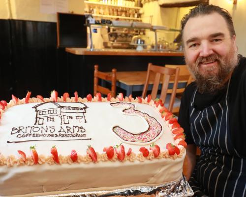 Richard Ellis with the Britons Arms 3rd birthday cake sm