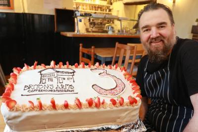 Richard Ellis with the Britons Arms 3rd birthday cake sm